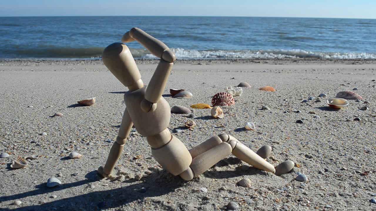 Manichino di legno sulla spiaggia. Riprese sulla spiaggia