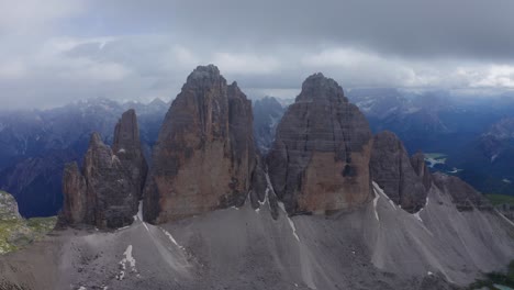 veduta aerea delle tre cime di lavaredo