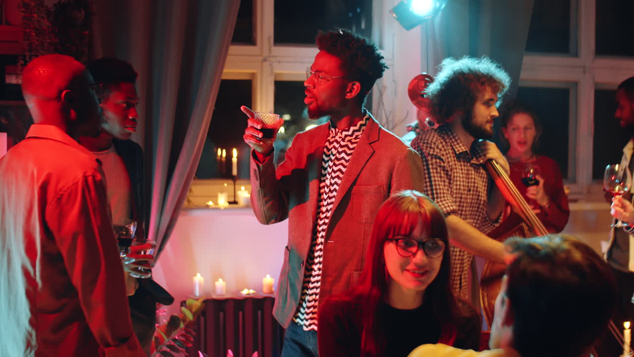 jóvenes multiétnicos discutiendo el concierto en la fiesta posterior