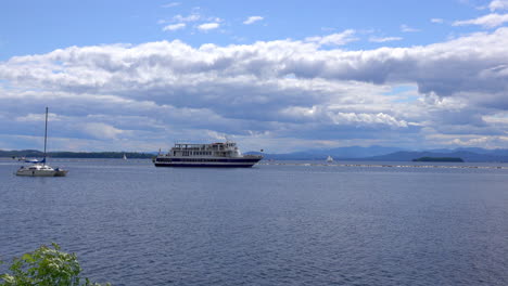 Ein-Touristisches-Kreuzfahrtschiff-Fährt-An-Einem-Steg-Am-Lake-Champlain-Vorbei