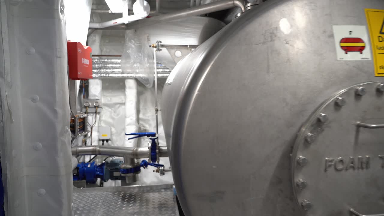 carro inverso pasado tanque de concentrado de espuma en el barco para combatir incendios