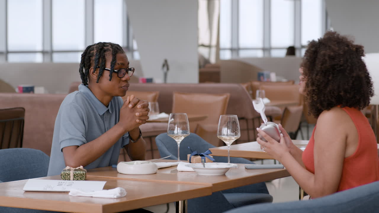una pareja celebrando la cena.