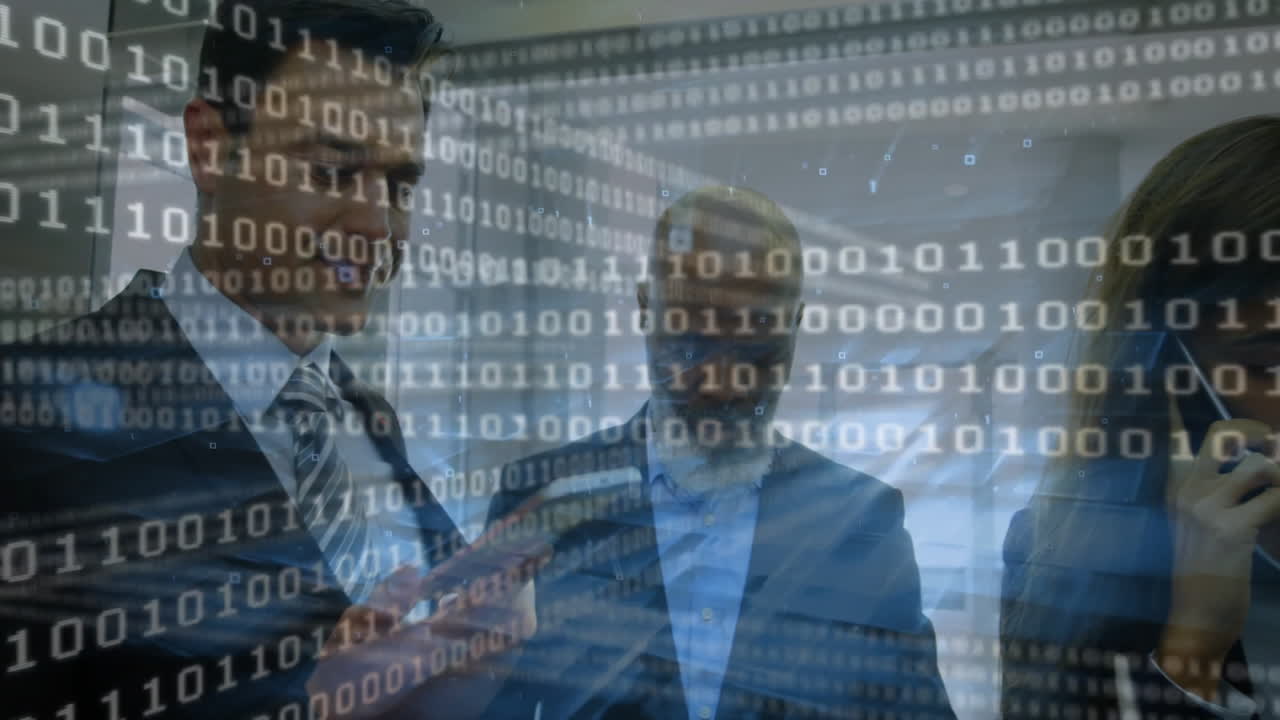 animación de procesamiento de datos de codificación binaria sobre diversas personas de negocios en la oficina.