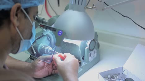 Captura-De-Pantalla-De-Un-Técnico-Que-Prepara-Una-Dentadura-Postiza