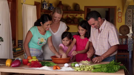 familia cocinando juntos en la cocina