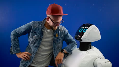hombre y robot