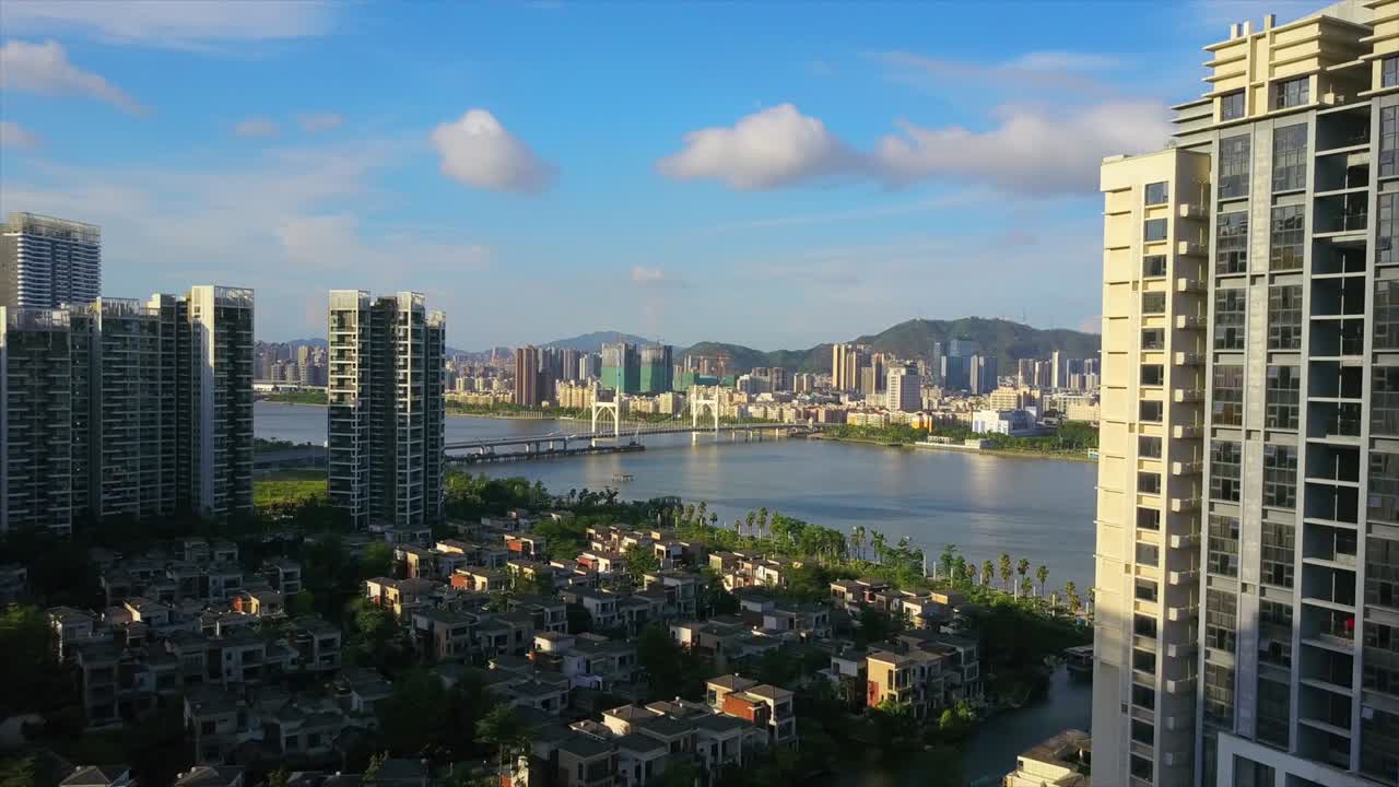 주하이 시 (zhuhai city) - 아파트 블록, 강 다리, 공중 파노라마, 4k 중국