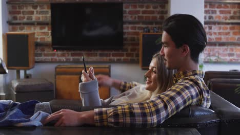 Pareja-Feliz-Pasando-Tiempo-Juntos-En-Su-Casa