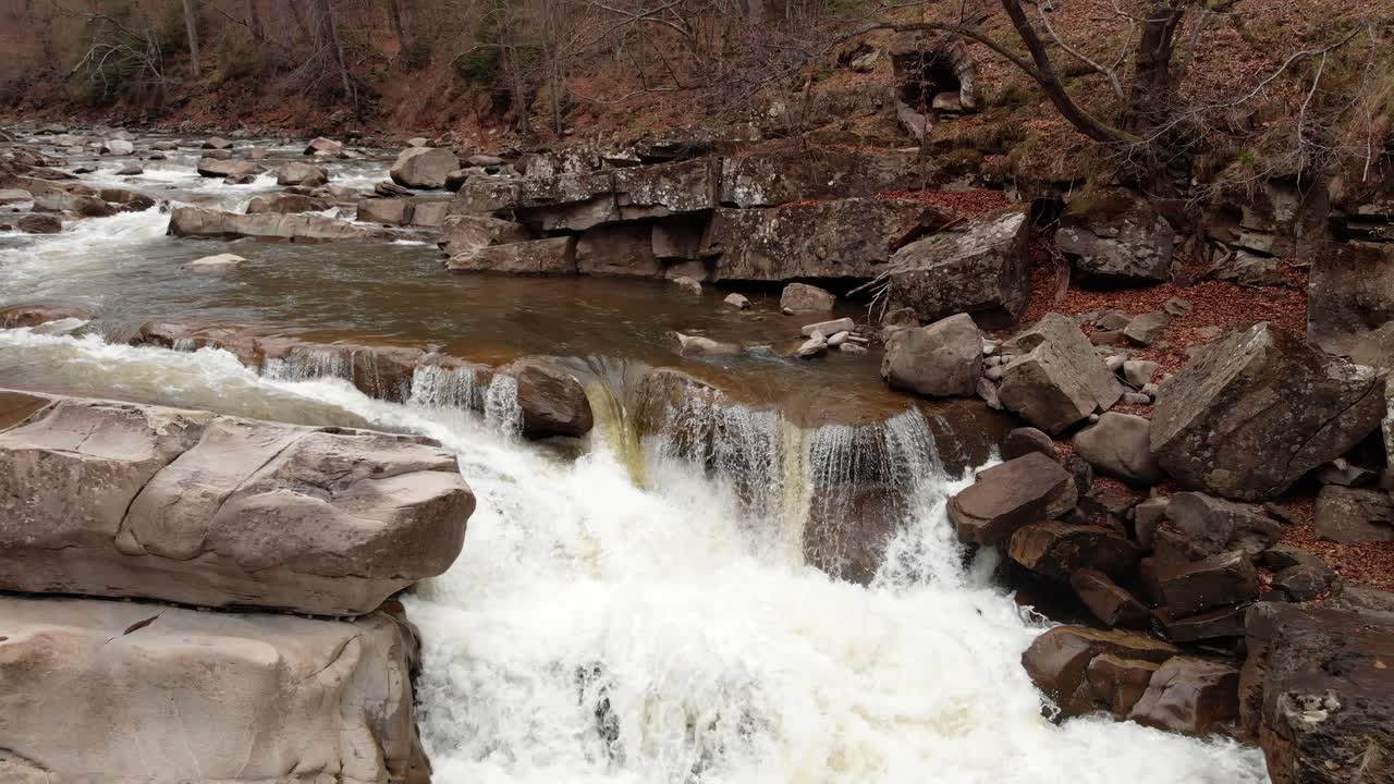 vista aérea de una cascada en un río de montaña