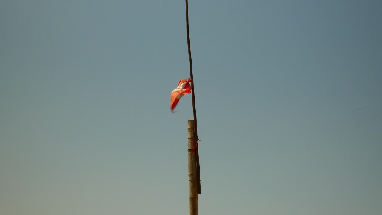 바람에 펄럭이는 너덜너덜한 페루 국기