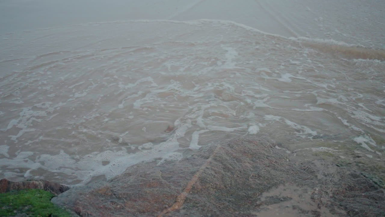 포르투갈 오바르 해변 의 바위 위 에 흐르는 바물