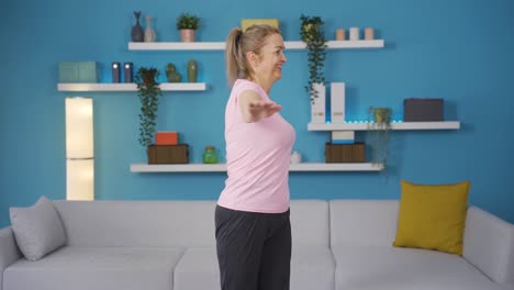 mujer haciendo ejercicios de brazos en casa.
