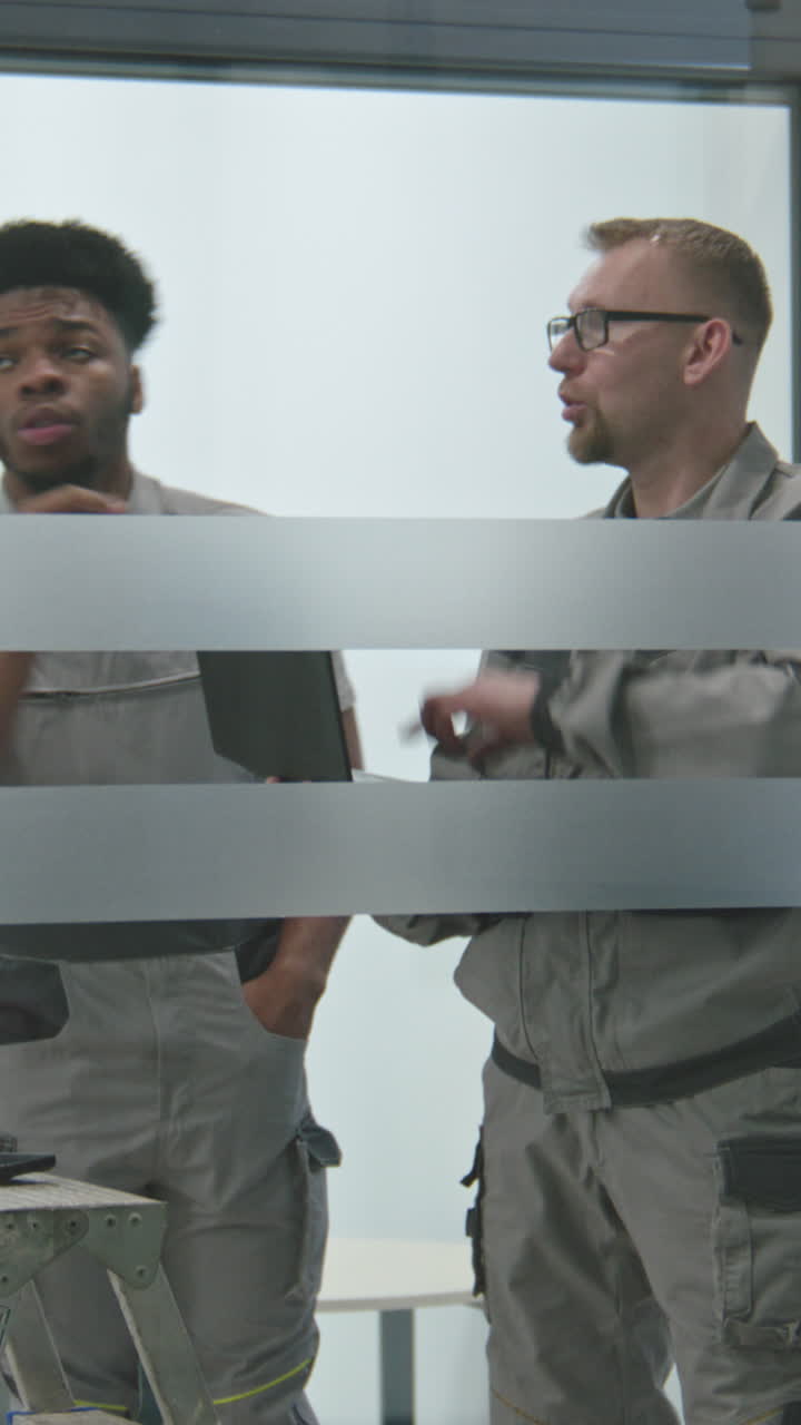 trabajadores de la construcción discutiendo los detalles del proyecto en la oficina