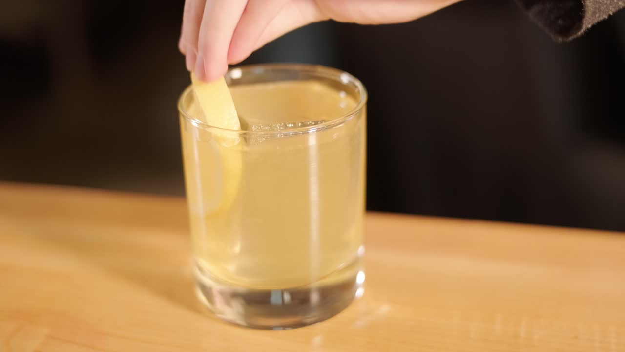 얼음과 함께 신선한 레몬 테일