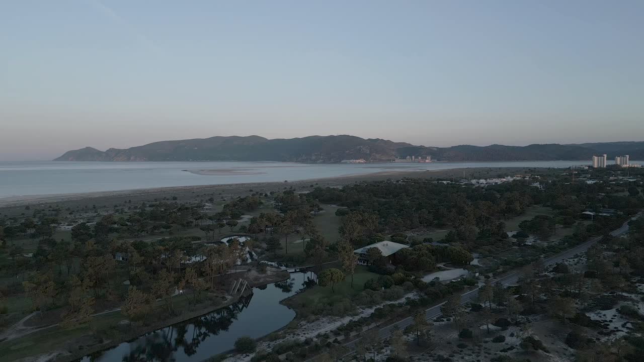 Vista panorâmica aérea da costa, colina e praias da Arrábida em Setúbal, Portugal.
