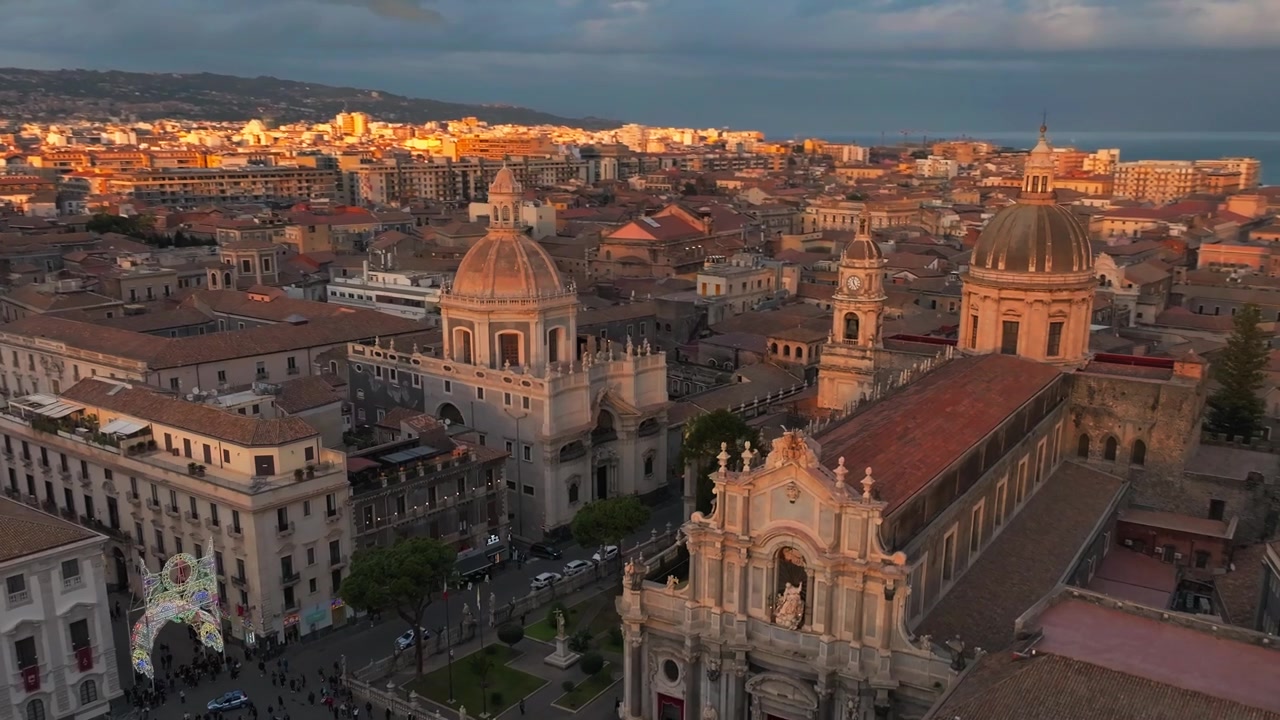 Ripresa con drone di Catania, Sicilia, Italia. Centro storico con la Cattedrale Metropolitana di Sant'Agata al tramonto