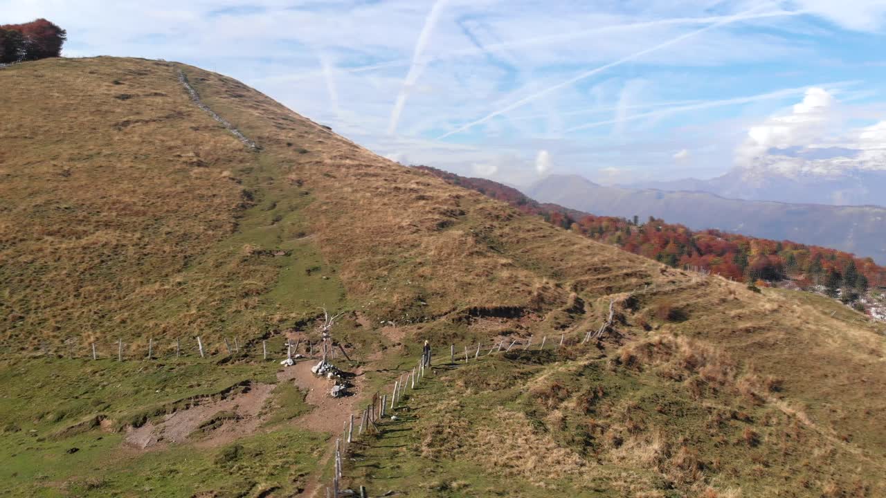 산 능선을 하이킹하는 금발 여성의 공중 샷