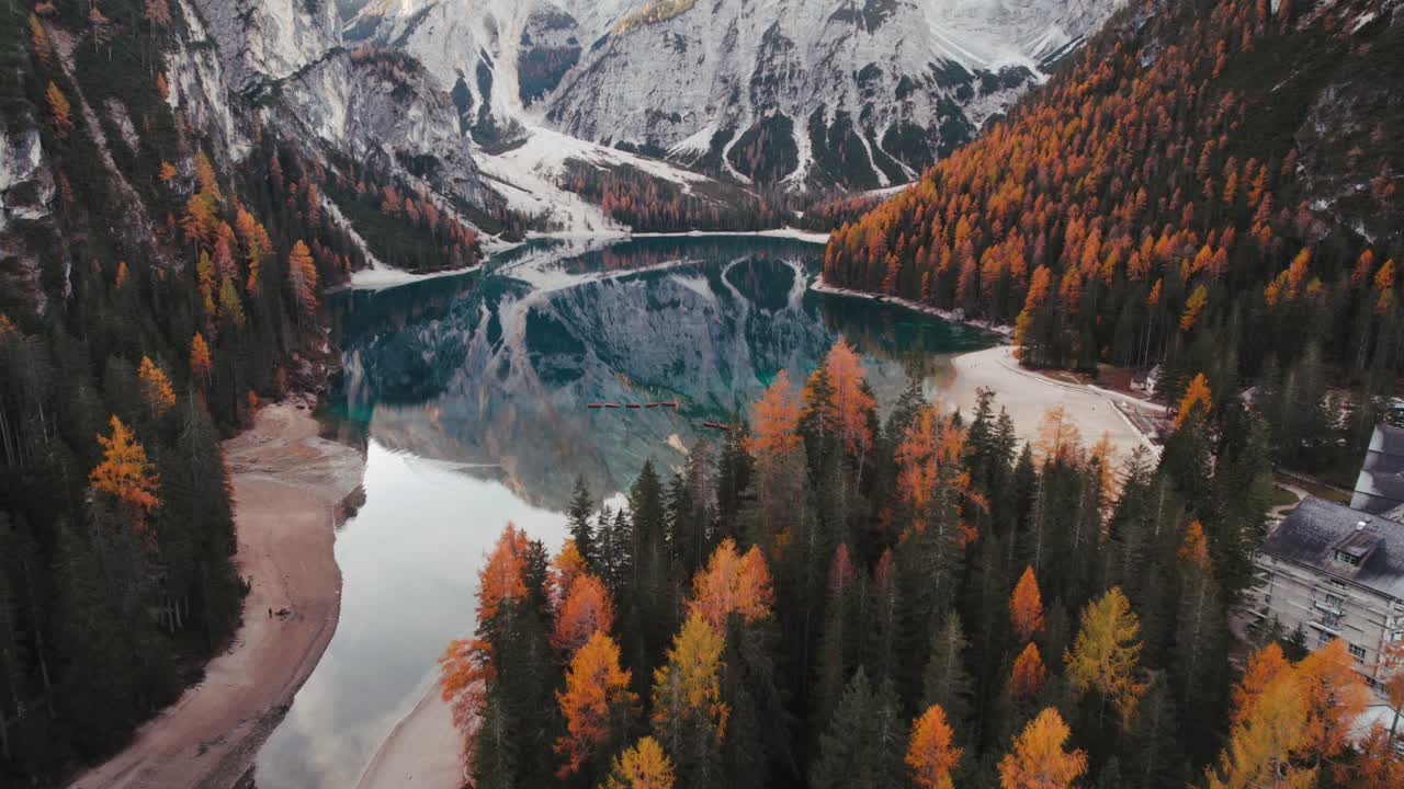 4K Autunno Drone Aereo Lago di Braies Pragser Wildsee Dolomiti Italia 2022
