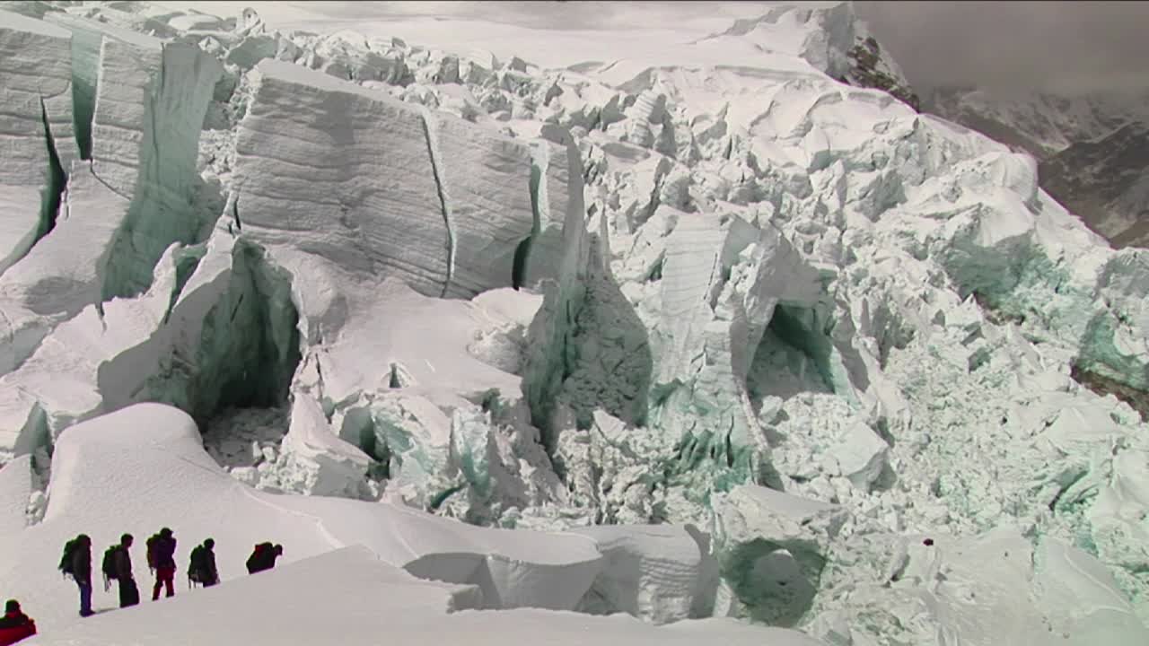 등반가는 큰 seracs를 통해 자신의 길을 확인