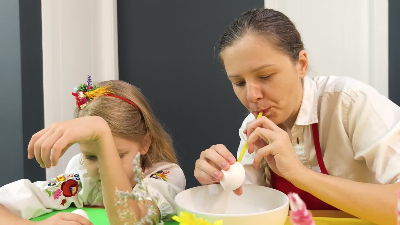 Madre e figlia decorano le uova di Pasqua