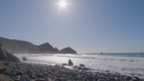 Tiro-A-Nivel-Del-Suelo-De-Lapso-De-Tiempo-De-La-Orilla-De-La-Playa-De-Big-Sur-Con-Olas-Relajantes-Rodando-En-California