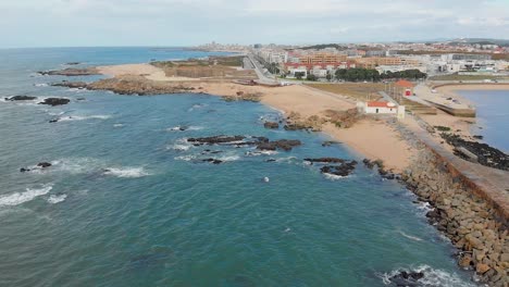 Erstaunliche-Strandaufnahmen-Mit-Der-Burg-Im-Hintergrund