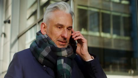 hombre de negocios hablando por teléfono en la ciudad