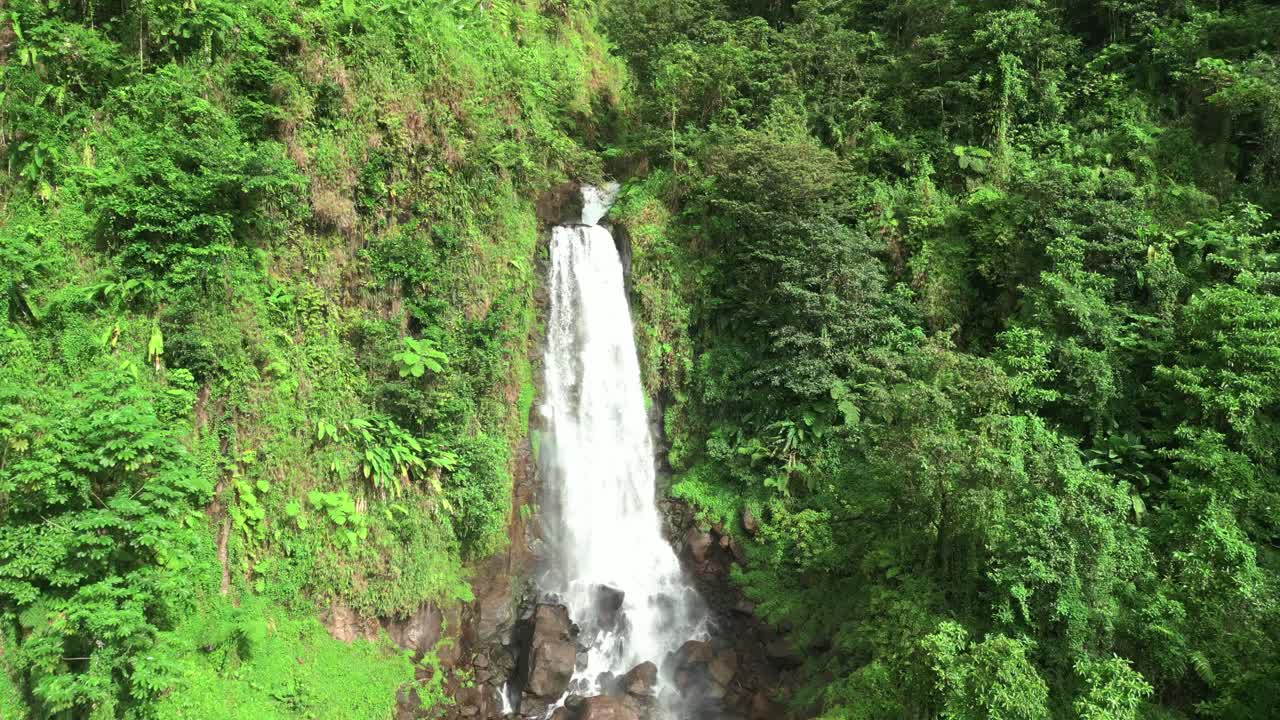 el dron de las cataratas victoria fluye hacia arriba tiro