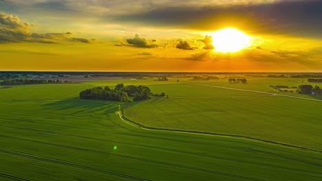 Drone-Aéreo-Con-Lapso-De-Tiempo-Al-Atardecer,-Horizonte-Dorado,-Naturaleza-Tranquila-Y-Hermosa