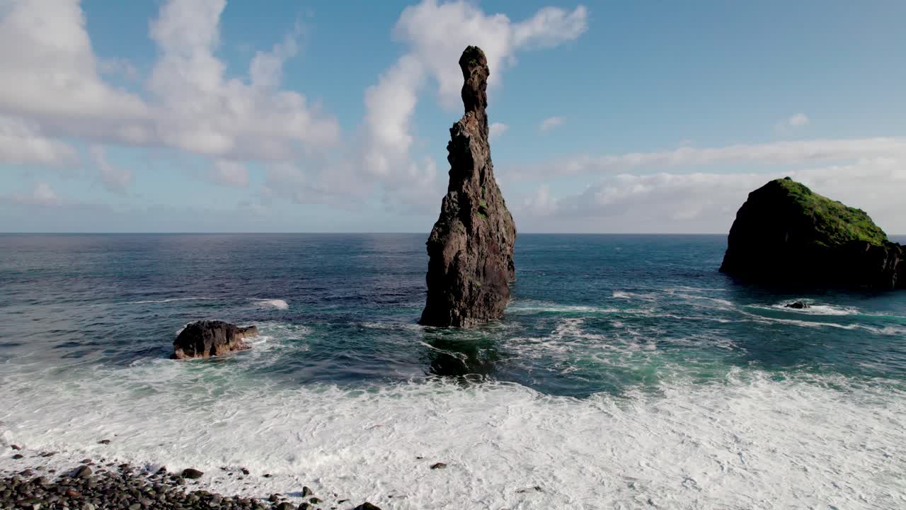 antena del fotógrafo tomando una foto de la formación rocosa costera, madiera, portugal