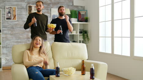 chica bromeando con sus amigas con pizza en la sala de estar
