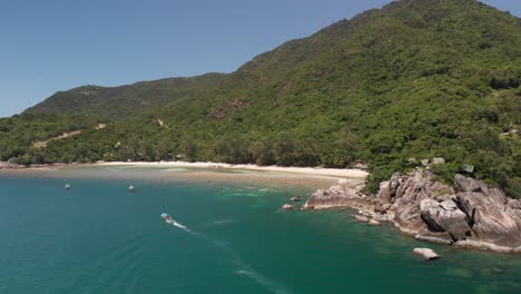 Toma-Panorámica-De-Un-Barco-Que-Navega-Por-Las-Aguas-En-El-Distrito-De-Ko-Pha-ngan-Surat-Thani-Tailandia