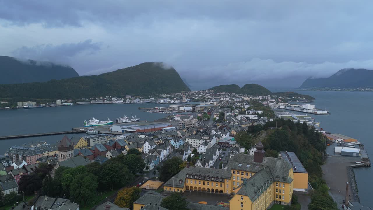 Vista dall'alto della colorata Ålesund immersa nella luce del primo mattino, Norvegia.