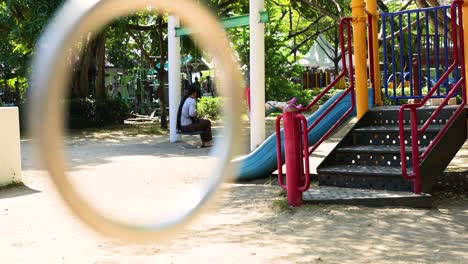 niños jugando en un patio de recreo en un parque