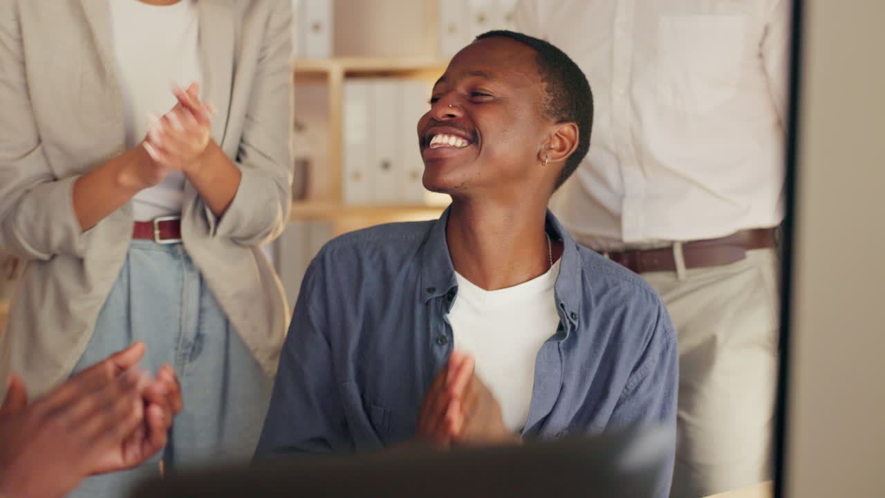aplaudiendo, éxito y negocios hombre negro