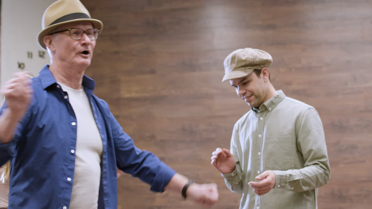 스윙 레슨을 받고 있는 학생들