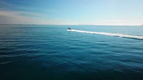 Fiji---Persiguiendo-Un-Barco-Junto-A-La-Isla-Beachcomber