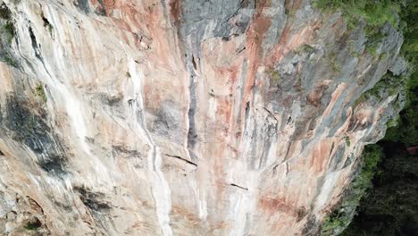 Filmische-Luftaufnahme-Auf-Steilen-Kalksteinklippen,-Die-Die-Atemberaubende-Meeresküste-Und-Den-Weißen-Sandstrand-Der-Exotischen-Tropischen-Insel-Krabi,-Thailand,-Enthüllen