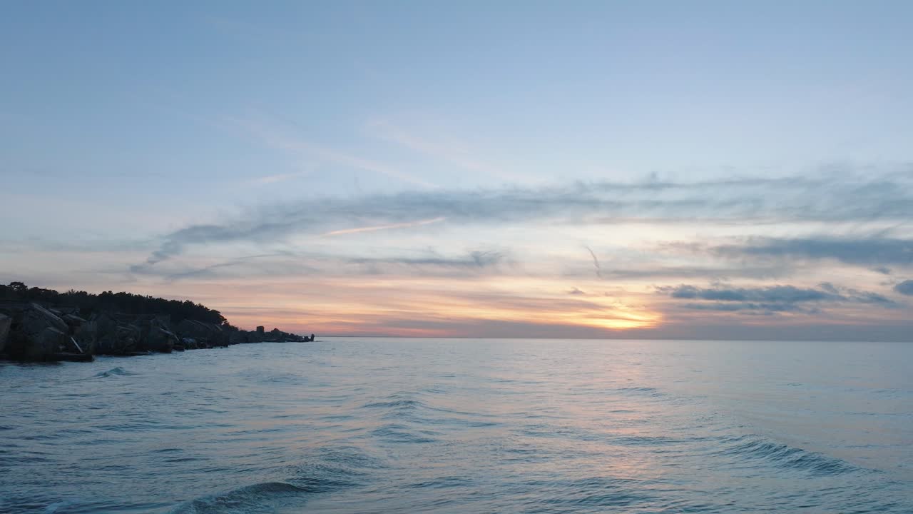 리에파자(liepaja)의 발트해 해변에 있는 카로스타 북부 요새(karosta northern forts)에 있는 버려진 해변 요새 건물의 공중 설정, 일몰, 황금시간, 바다 위로 뒤로 움직이는 넓은 드론 샷