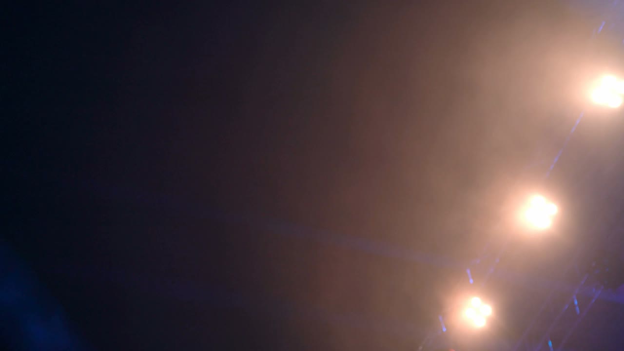 los focos azules de 4k deambulando a través del humo flotando cerca del escenario