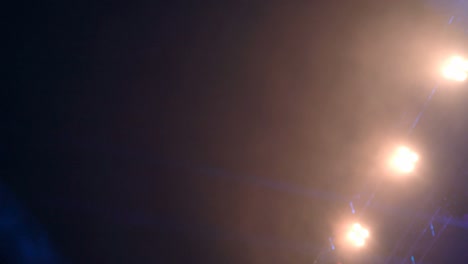 los focos azules de 4k deambulando a través del humo flotando cerca del escenario