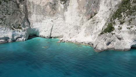 zakynthos clifftop 16 2 pequeñas cuevas
