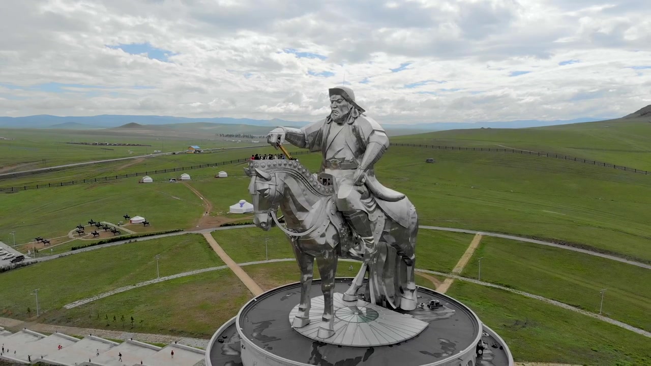 Letecký pohled na komplex soch Čingischána v Mongolsku