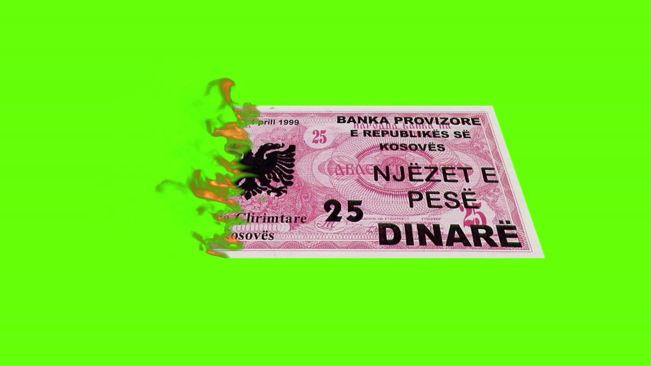 Billet de dinar kosovar en feu sur fond vert