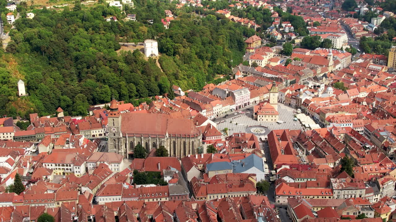 Lotniczy widok z drona na Rynek Ratuszowy w Braszowie w Rumunii. Stare centrum miasta z Muzeum Historii Żupanii, Czarnym Kościołem, budynkami i ludźmi