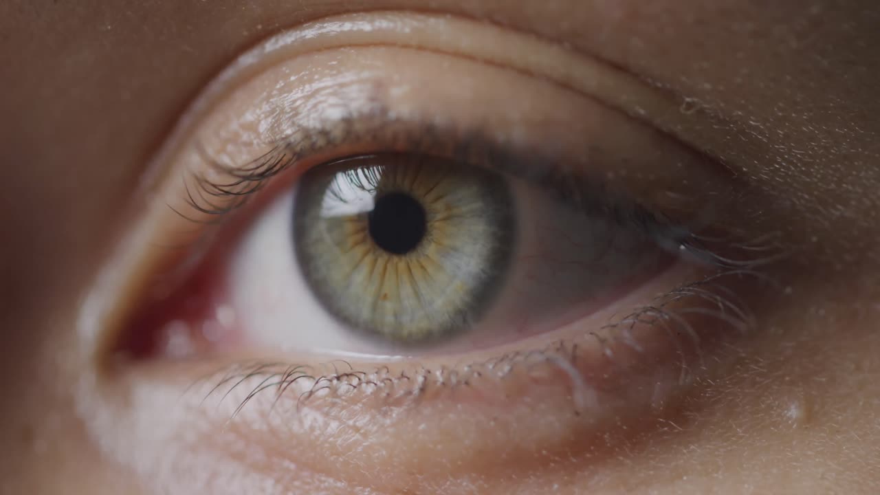 ojo verde que parpadea