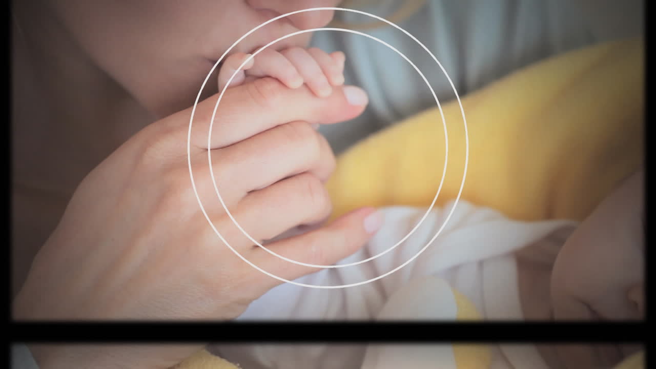 움직이는 화면과 기하학적 모양의 애니메이션 카우카시안 어머니가 아기의 손을 키스하고 있습니다.