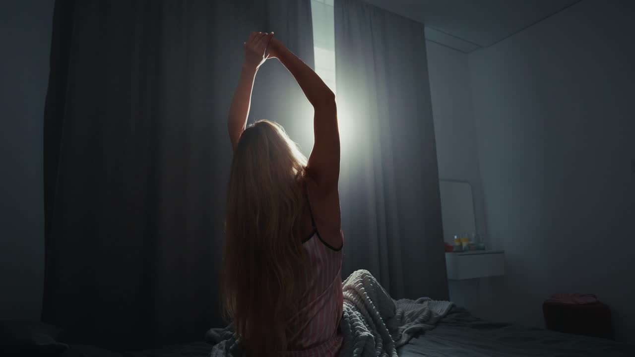 해가 뜨면 침대에 누워있는 여자