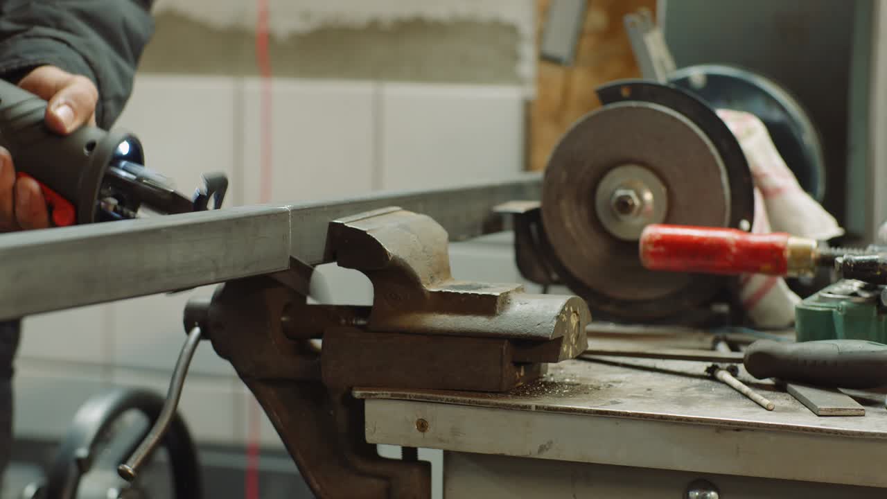 металлическая часть промышленного работника с электрической пилой