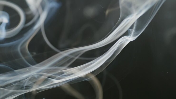 Fumo che scorre su sfondo scuro, Slow Motion 4K